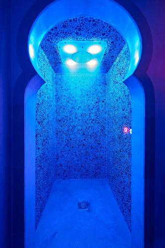 a blue room with a blue ceiling with lights at Aleksandr in Brindisi