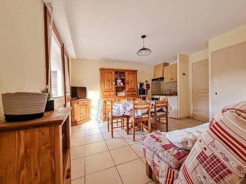 une cuisine et un salon avec une table et des chaises dans l'établissement Y Hôtes- Ambiance Montagne T2 Station Hirmentaz, à Bellevaux