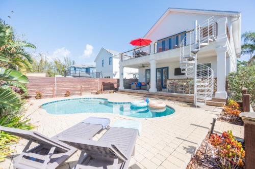 una villa con piscina y una casa en 4BD 3BR Pool Paradise 1 mile from Beach & Downtown, en St. Augustine
