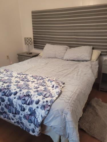 un letto con una coperta blu e bianca sopra di River cottage a New Port Richey