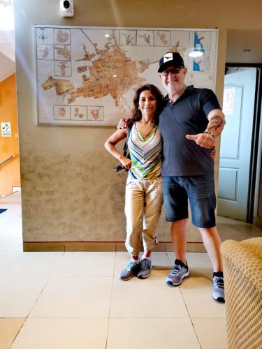 a man and a woman standing in a room at Hotel los angeles in Huaral
