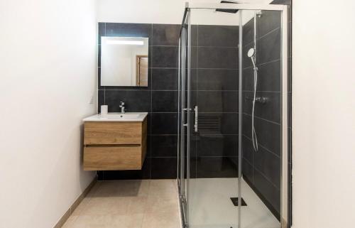 une salle de bains avec douche en verre et lavabo dans l'établissement Mini Villa Bonifacio, à Bonifacio