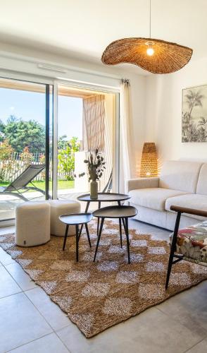 un salon avec deux tables et un canapé dans l'établissement Mini Villa Bonifacio, à Bonifacio