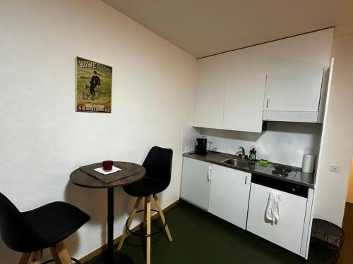 Una cocina o cocineta en Central and Chilly by Cathedral