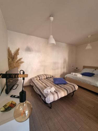 a bedroom with two beds and a lamp in it at A casa di Pablo in Collodi