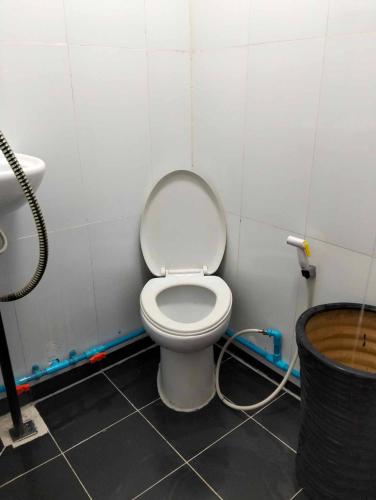 a bathroom with a toilet and a sink at Bong's Guesthouse M'Pai Bay in Koh Rong Sanloem