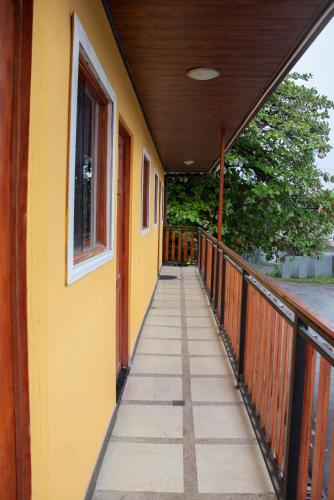 a balcony of a house with a yellow wall at Lilo apartamento, bello y lujoso in Liberia
