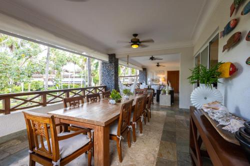 ein Esszimmer mit einem Holztisch und Stühlen in der Unterkunft Sunset Cove at Balcones in Las Terrenas