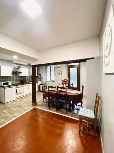 une cuisine et une salle à manger avec une table et des chaises dans l'établissement Appartement Indépendant avec jardin, entrée autonome par boîte à clé , Self-Check-In, à Saint-Clément