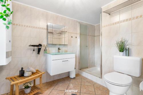 un bagno con wc, doccia e lavandino di Ferienwohng Zum Garten Delve a Delve