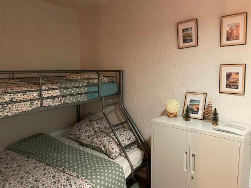 - une chambre avec 2 lits superposés et une armoire dans l'établissement Studio cosy à 300m de la mer, tout à pied, au Barcarès