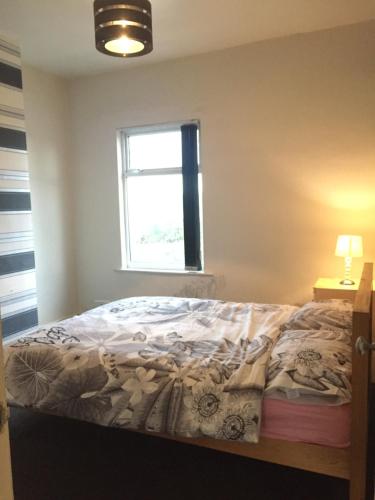 Postel nebo postele na pokoji v ubytování Private double rooms close to City centre, Coventry, with free WiFi and Car Parking