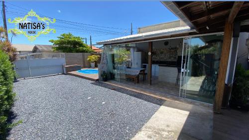 a building with a patio with a sign on it at Studio aconchegante para duas pessoas in Bombinhas