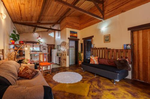 a living room with a couch and a table at Casa Paradise - charmechapad a in Alto Paraíso de Goiás