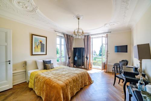 a bedroom with a bed and a desk in it at La Maison d'Igor in Morges