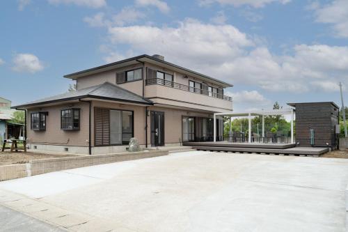 a house with a large driveway in front of it at Hamanoakariya Kujukuri in Katakai