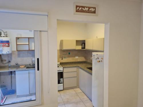 Η κουζίνα ή μικρή κουζίνα στο Departamentos en Costanera, sobre Alem