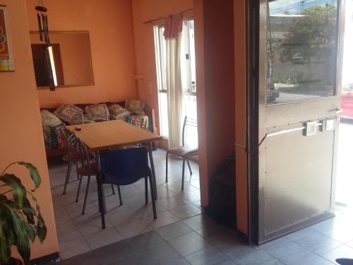 a kitchen with a table and chairs and a dining room at Hostal Namaste in Salta