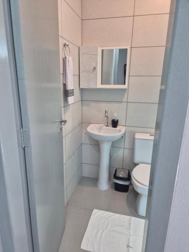 ゴヴェルナドール・セウソ・ラーモスにあるCasa Pescadorの洗面台とトイレ付きの小さなバスルーム