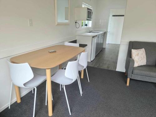 Una cocina o cocineta en Ohope Beach Motel