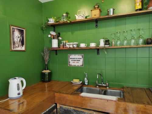 O bucătărie sau chicinetă la Hostel Yatel