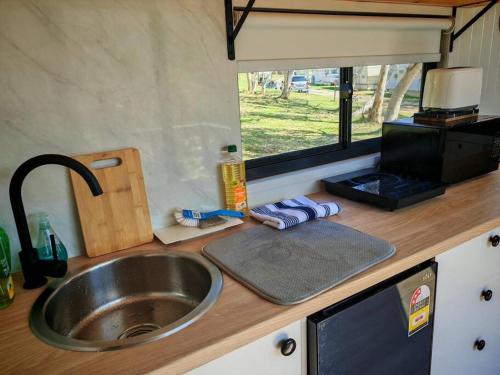 Kuchyň nebo kuchyňský kout v ubytování Braemar Bay Holiday Park
