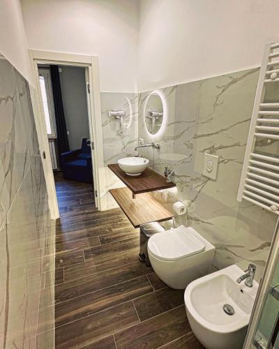 un bagno con un water e un lavandino di Central Vasto Histonium a Vasto