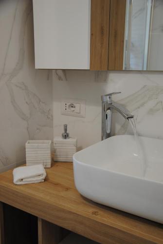 une salle de bain avec un lavabo blanc et un miroir dans l'établissement Il portoncino verde, à Rome
