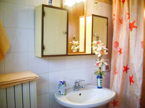 een badkamer met een wastafel en een spiegel bij B&B Aquila in Alberobello