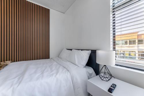 Un dormitorio con una cama blanca y una ventana. en Walking distance to Caltech convention Center Pasadena Landmark room, en Pasadena