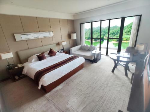 Katil atau katil-katil dalam bilik di Mels Weldon Evergreen Lake Hotel Heyuan