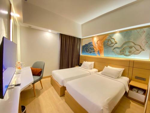 Postel nebo postele na pokoji v ubytování Metland Hotel Cirebon
