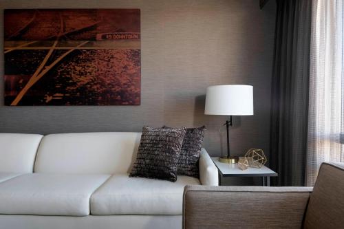 a living room with a white couch and a lamp at Atlanta Marriott Northeast/Emory Area in Atlanta