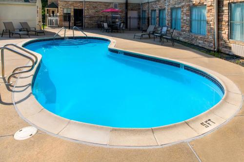 a swimming pool with a curved coping around it at TownePlace Suites Wilmington Newark / Christiana in Newark