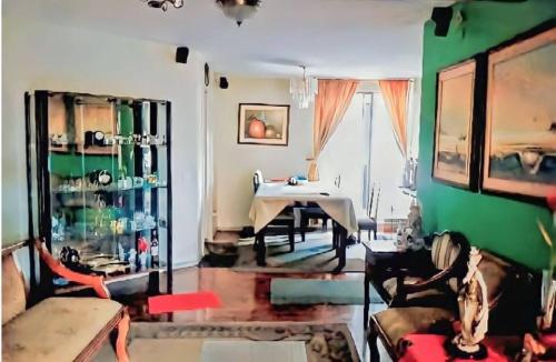 Zona d'estar a New room available with electricity