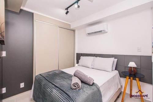 En eller flere senge i et værelse på Nosso Apê 915: Ar-condicionado | Piscina - NA0907