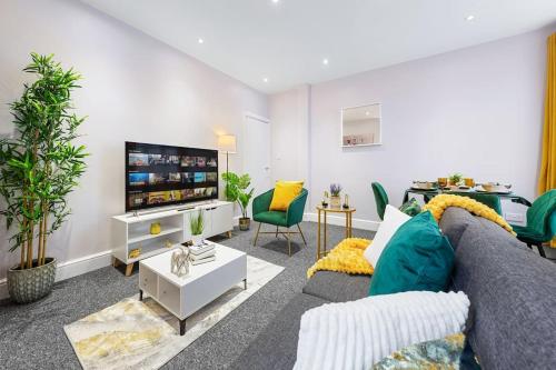 TV a/nebo společenská místnost v ubytování Immaculate 2BR London Flat with King Bed-Parking Available-Sleeps 6-20 Percent OFF Off Long Stays! Perfect for Families, Contractors & Couples!