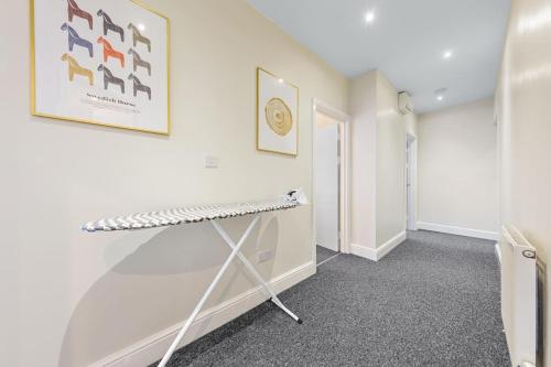 Fotografie z fotogalerie ubytování Immaculate 2BR London Flat with King Bed-Parking Available-Sleeps 6-20 Percent OFF Off Long Stays! Perfect for Families, Contractors & Couples! v destinaci Barnet