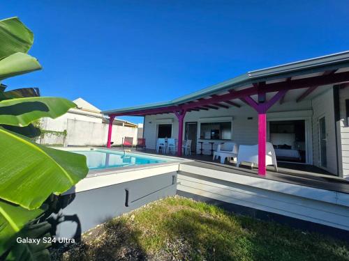 Πισίνα στο ή κοντά στο Bungalow tout confort & piscine privée - Helleux