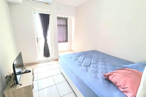 Postel nebo postele na pokoji v ubytování summarecon springlake view