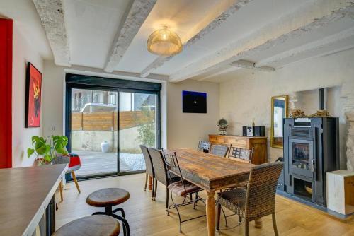 une salle à manger avec une table et des chaises en bois dans l'établissement The Saint-Malo Drifter - Holiday Home, à Saint-Malo