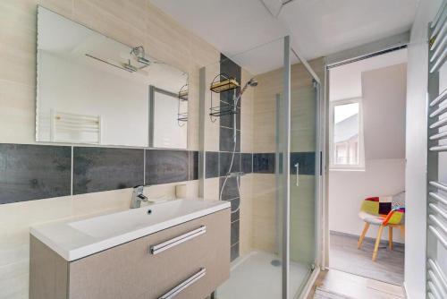 une salle de bain avec un lavabo et une douche dans l'établissement The Saint-Malo Drifter - Holiday Home, à Saint-Malo