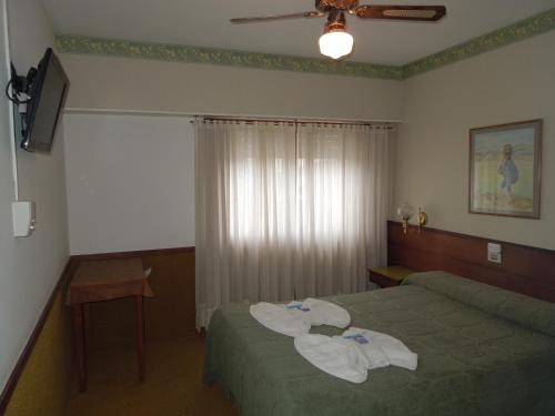 Un pat sau paturi într-o cameră la Apolo Hotel