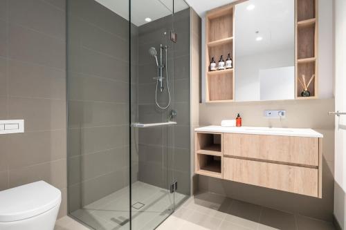 墨尔本Bay and River Views Apt In Best Location with Pool的带淋浴、马桶和水槽的浴室