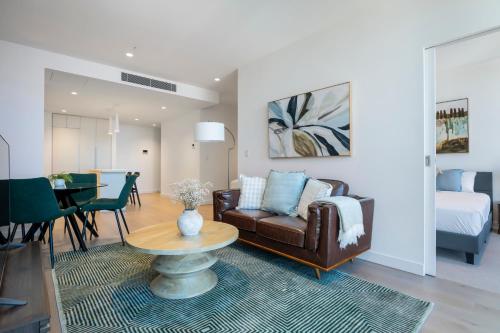 墨尔本Bay and River Views Apt In Best Location with Pool的带沙发和桌子的客厅