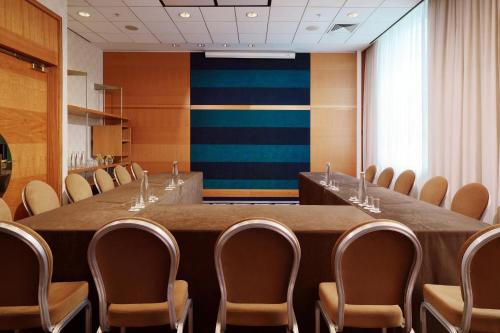 a conference room with a long table and chairs at Sheraton Brussels Airport Hotel in Zaventem