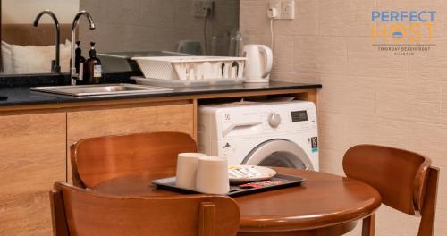 Tetera y cafetera en Timurbay Beachfront by Perfect Host