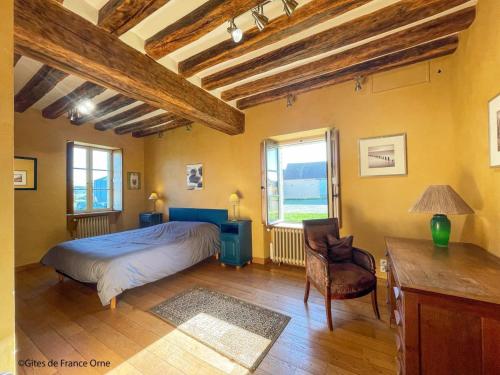 Posteľ alebo postele v izbe v ubytovaní Maison de charme avec piscine intérieure, grand jardin, et paysages magnifiques en pleine campagne - FR-1-497-164
