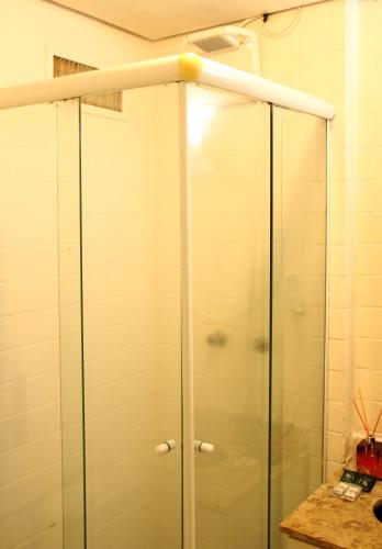 a shower with glass doors in a bathroom at Flats em frente ao Allianz Parque - HOTEL EM PERDIZES in Sao Paulo