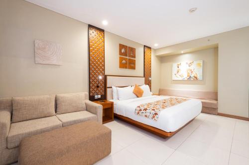 Postel nebo postele na pokoji v ubytování VOUK Hotel and Suites Nusa Dua Bali